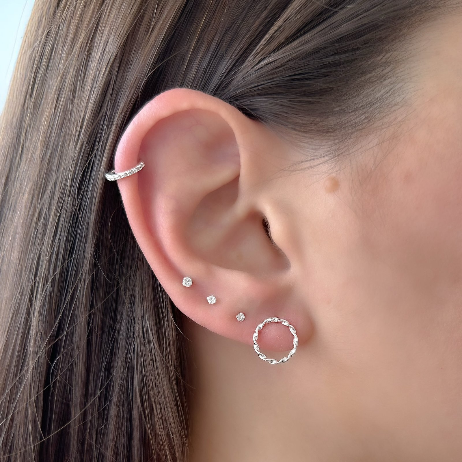 0066067 BRINCO PRATA FIXO REDONDO TORCIDO