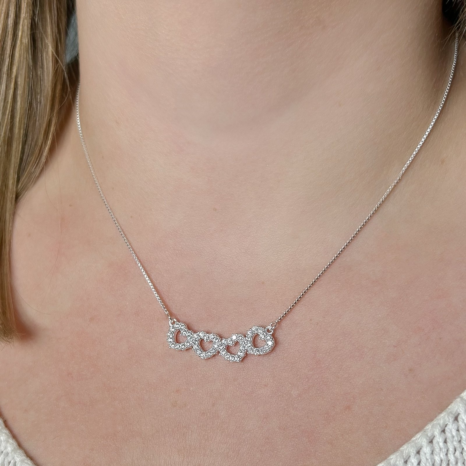 0046065 - GARGANTILHA PRATA 4 CORACOES ZIRCONIAS