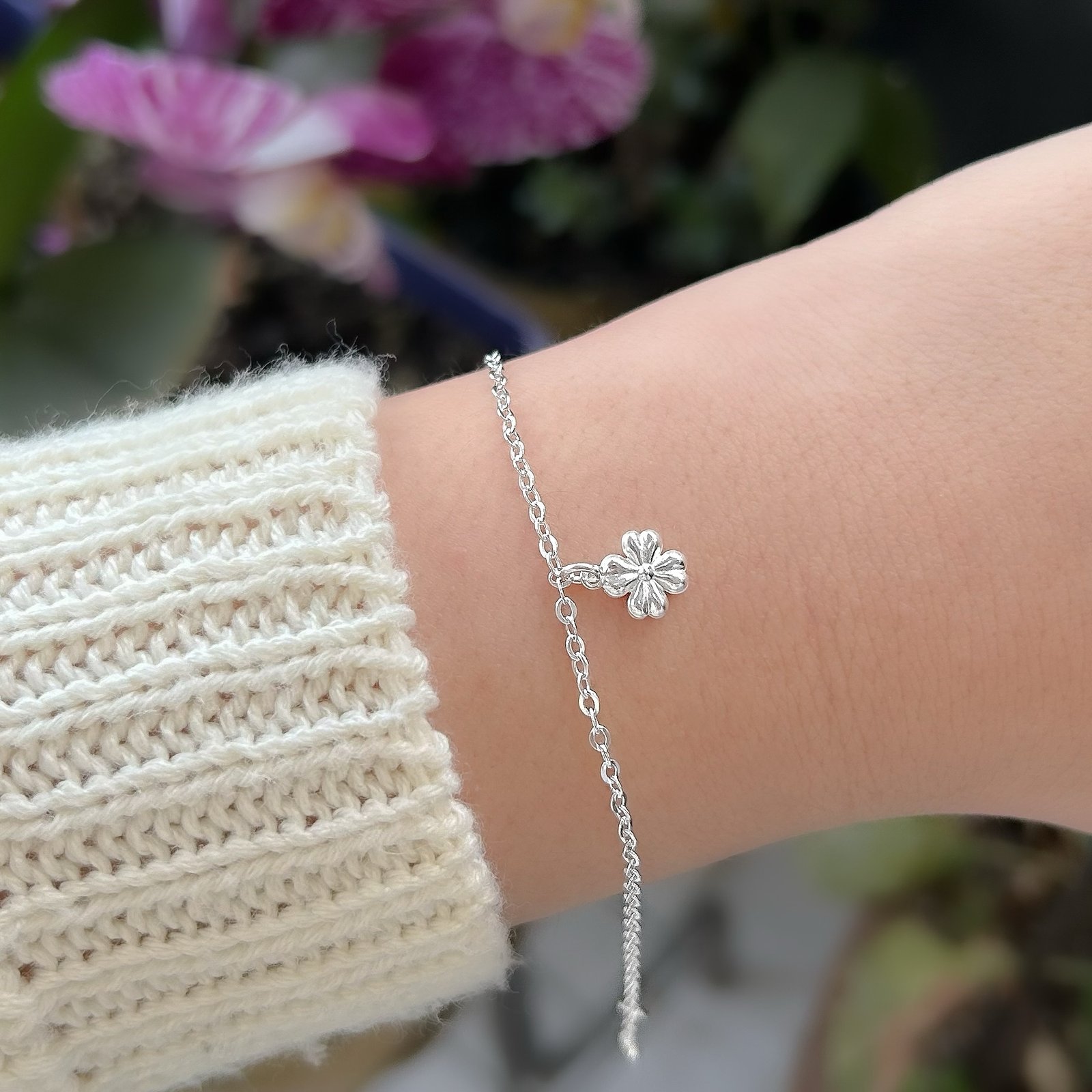 0066766 - PULSEIRA PRATA BATIDINHA FLOR PENDURADA NO MEIO