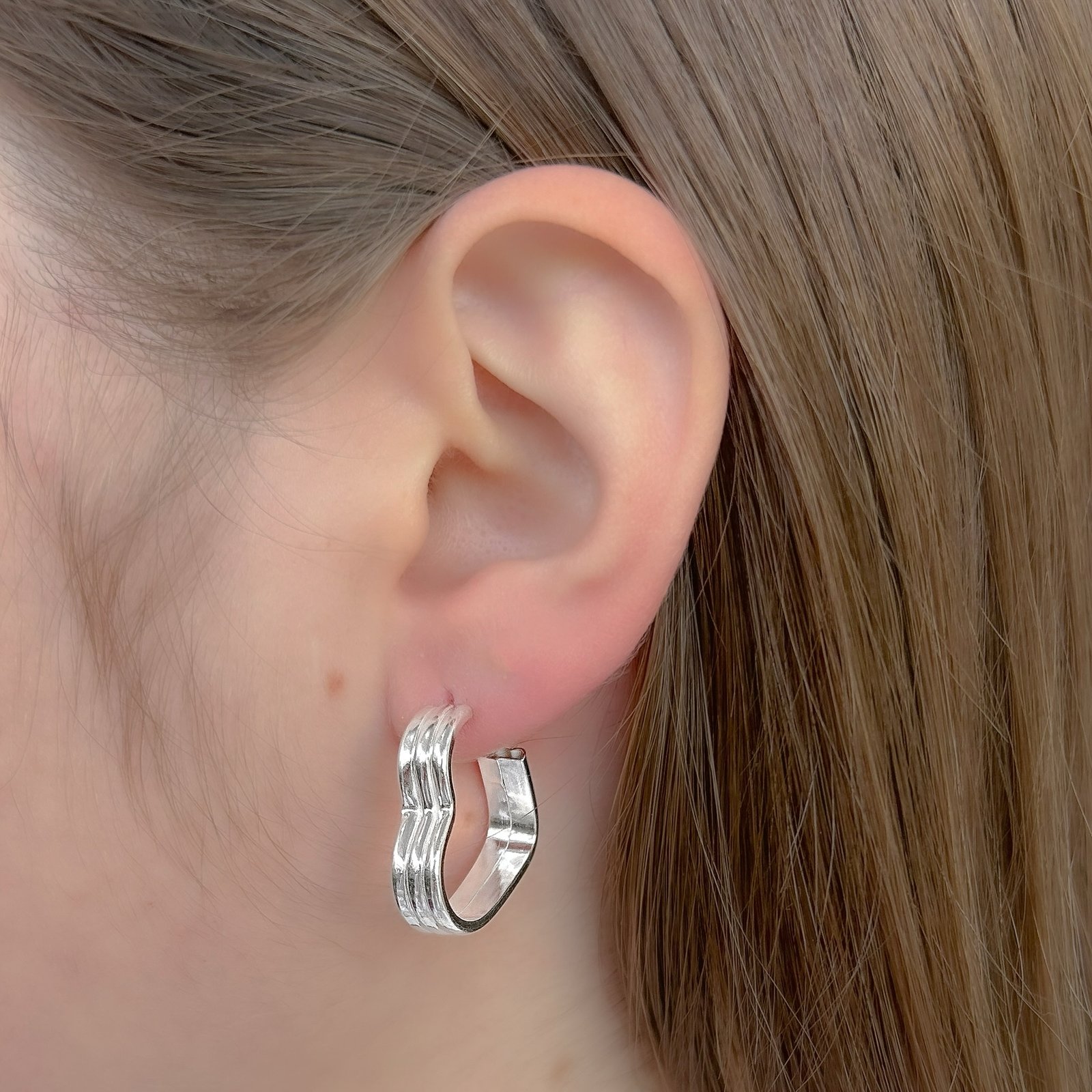 BRINCO DE ARGOLA PRATA CORACAO MEIA CANA TRES AROS 2CM