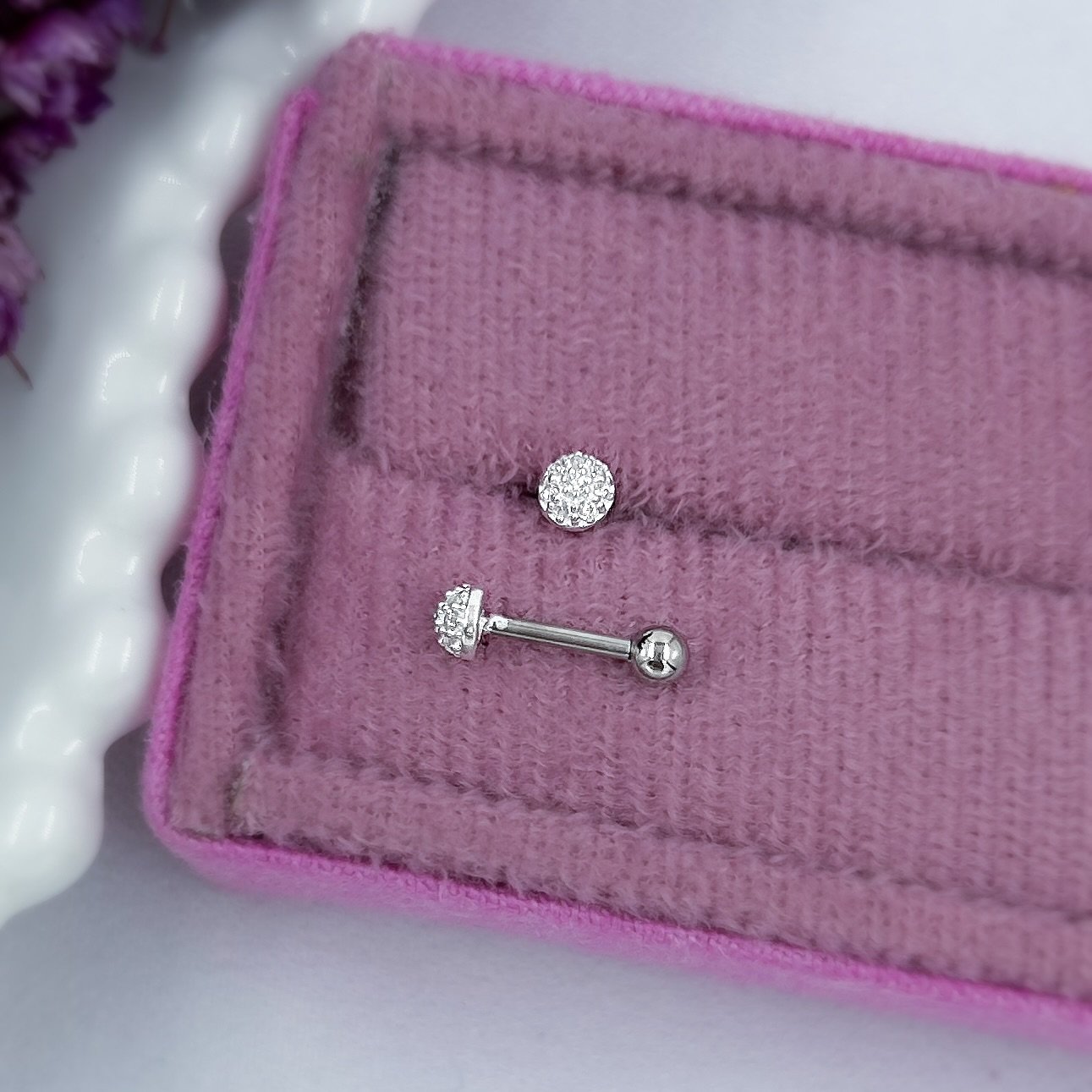 0067404 - PIERCING PRATA COM AÇO MEIA BOLA CRAVEJADA BOLINHA