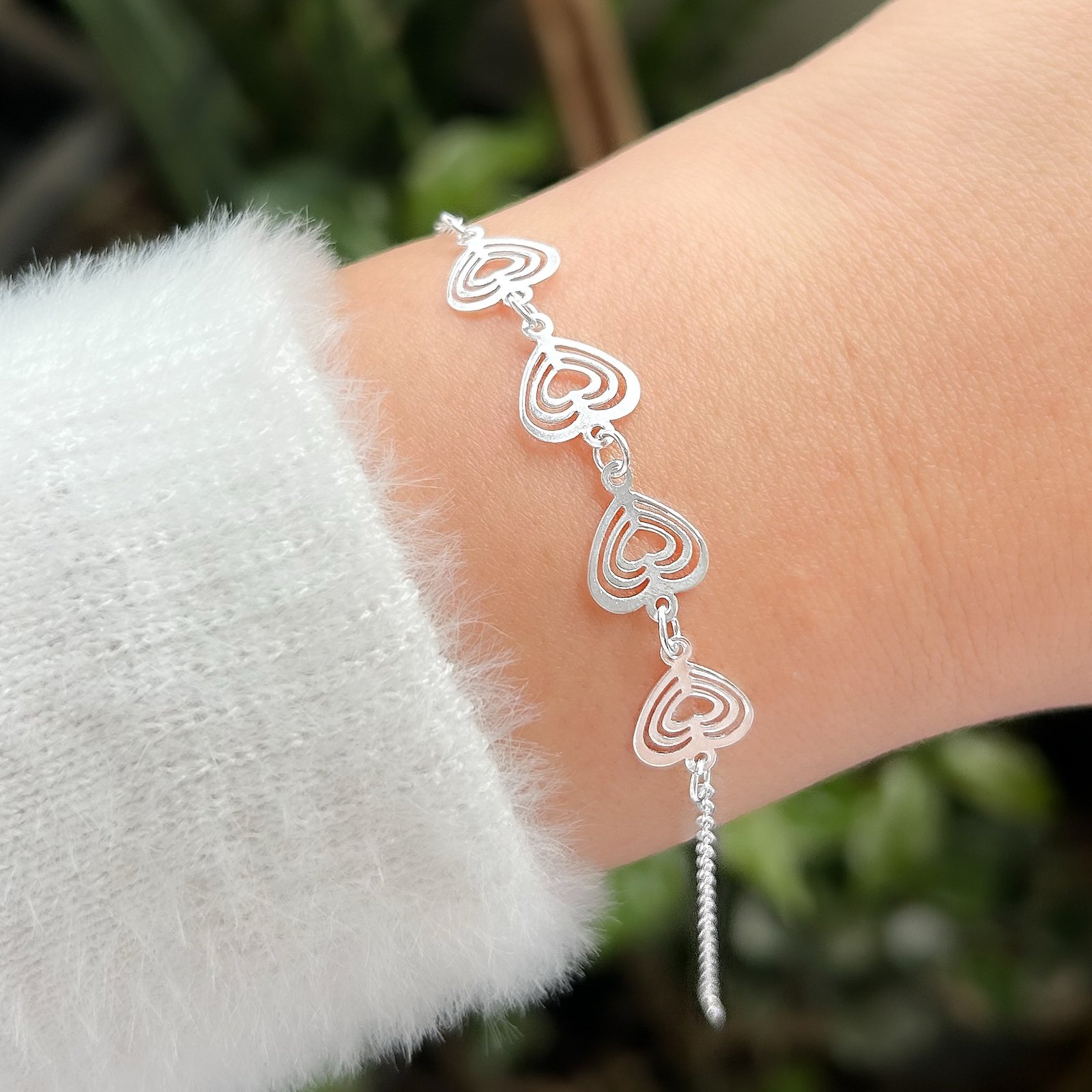 0068013 - PULSEIRA PRATA BATIDINHA QUATRO CORACOES TRABALHADOS VAZADOS