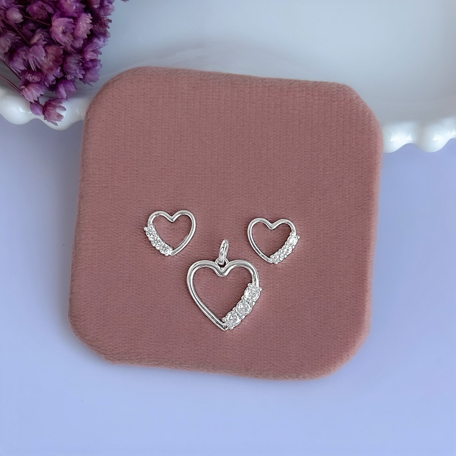 0068254 - CONJUNTO PRATA CORACAO VAZADO COM TRES ZIRCONIAS