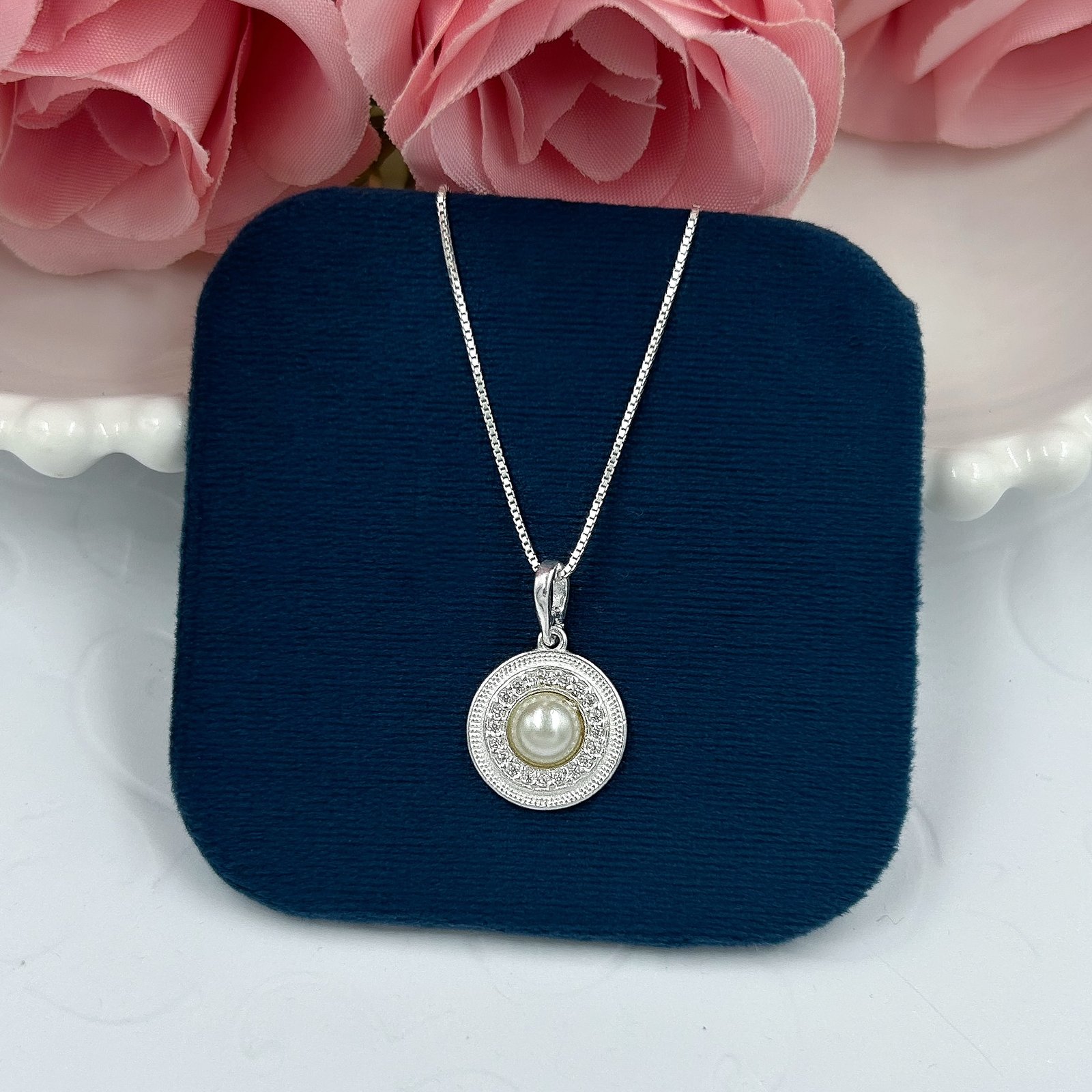0069276 - PINGENTE PRATA PLACA REDONDA MEIA PEROLA CONTORNO CRAVEJADO ZIRCONIA